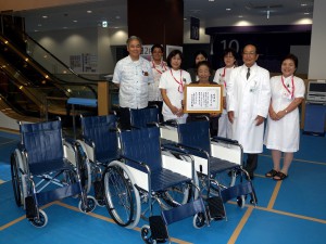 車椅子を贈呈した庭瀬清子さん（前列中央）。中央右が安谷屋院長＝１日、新宮古病院
