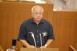 下地市長は市議会での市長の反問権は必要だとの認識を示した＝20日、市議会議場