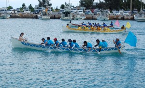 地元と本土出身者が協力して海神祭を盛り上げた＝９日、荷川取漁港