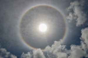 太陽の周りにきれいな光の輪が観察された＝15日、トゥリバー地区