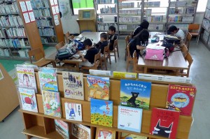 市立図書館３館の貸出冊数が昨年度は過去最高となった＝７日、平良西里の市立平良図書館
