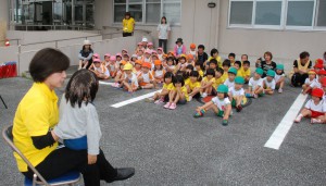 腹話術で交通ルールを子どもたちに教えた＝11日、宮古島警察署