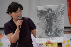 戦争の実態を伝えようと各学校では創意工夫を凝らした集会を開催している。沖縄戦で白旗を持つ少女の写真を見せながら沖縄戦の悲惨さを訴えた平良第一小の平和集会