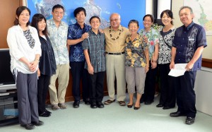 ヤマシロさん（左から７人目）とホンドさん（同３人目）が下地市長に沖縄フェスティバルへの参加を呼び掛けた＝10日、市役所平良庁舎