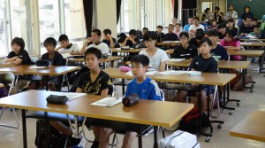34人の生徒が語学力アップに挑戦する小中学生英語キャンプの開講式＝24日、県立宮古青少年の家