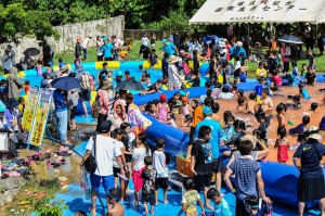 特製プールでは子どもたちが水遊びを満喫した＝30日、城辺福東の地下ダム周辺
