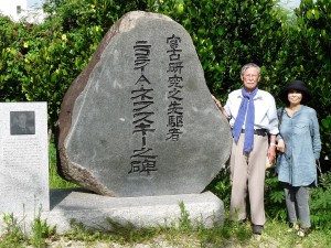 ネフスキーの碑の前で加藤先生と田中さん