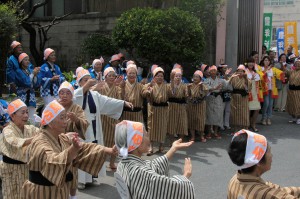 女性たちがクイチャーを踊り五穀豊穣を祈願した豊年祈願祭＝19日、漲水御嶽前