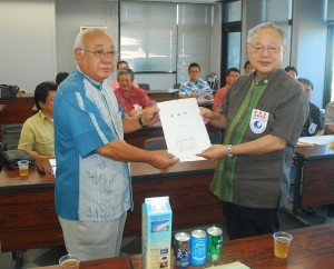 湧川会長（右）が下地市長に要請書を手渡した＝11日、市役所平良庁舎