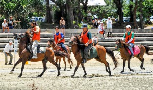 干潟を馬場に宮古馬の競馬が行われた＝７日、サニツ浜