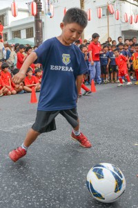 サッカーのドリブル競技に挑戦する児童