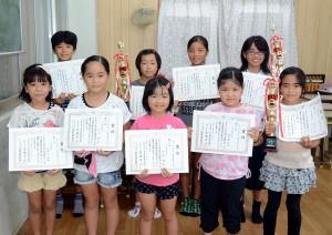 珠算の県大会で入賞を果たした児童・生徒の皆さん＝13日、宮古珠算学校