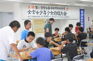 小学生、中・高校生の部に参加した計29人が将棋の魅力に触れた＝28日、平良港ターミナルビル