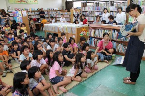 絵本の読み聞かせに聞き入る子どもたち＝６日、市立平良図書館児童室