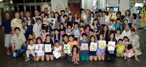 福島から招かれた８家族31人は「うむい宮古島保養プロジェクト満月」実行委の盛大な歓迎を受けた＝24日、宮古空港