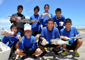 追い込み漁での大漁に笑顔を見せる生徒たち＝27日、保良漁港