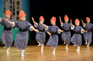 舞台では琉舞、日舞、フラダンスなど多彩な演目が披露された＝６日、マティダ市民劇場