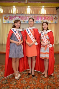 第40代ミス宮古に決まった（左から）岩崎さん、多良間さんと下地さん＝6日、ホテル共和