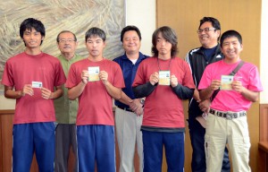 自動車の運転免許取得を報告した手前左から吉濱さん、砂川正和さん、大山さん、砂川将志さん＝29日、市役所平良庁舎