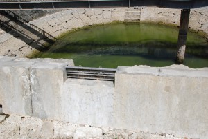 水位が下がり続けている福里ダムの水位・水質監視施設＝31日、城辺福東