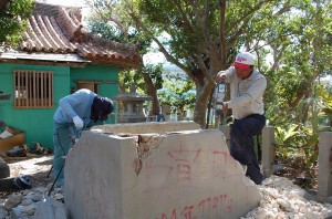 倒壊寸前だったアツママ御嶽神殿の改修工事がはじまった＝７日、平良西里