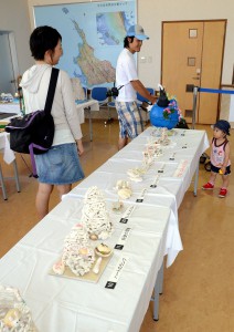 展示会場には個性豊かな漂着物アート作品が展示されている＝12日、宮古島海中公園