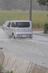 平良で１時間に３２㍉の雨を観測し一部道路は冠水した＝１０日、平良西仲宗根