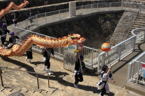 地下ダム水位水質監視施設で龍の舞を披露する宮古龍獅団のメンバー＝４日、城辺福東
