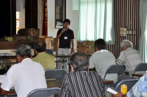 サトウキビの品種別の特性に関する講習会が開かれた＝29日、友利集落センター