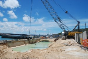 急ピッチで進められている岸壁改良工事＝７日、佐良浜漁港