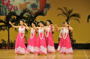 ピンクと白を基調にした衣装で印象的なフラを披露したハワイアンフラ・マハロ