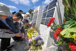 碑前に献花をする関係者ら＝７日、上野野原の祈念碑