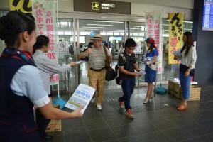 関係者らが、東京からの搭乗客に特産品を贈った＝21日、宮古空港