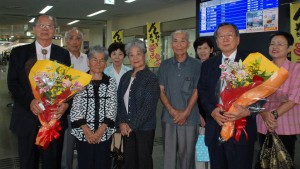 前列左から戴さん、松川さんの長女真栄田さん、次女金城絹恵さん、三男勝行さん、羅さん＝日、宮古空港