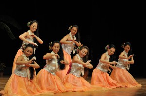 優雅にそして表現豊なフラでステージを彩ったサンディーズフラスタジオ沖縄校