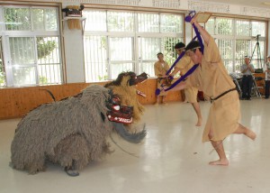 獅子舞で厄払いをした豊年祭＝19日、砂川公民館