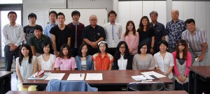 沖国大法学部前津ゼミの学生らが宮古島市の特徴や離島の課題について市職員からヒアリングを行った＝２日、市平良庁舎会議室