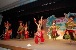 タヒチアンフラ全国大会の連続優勝チームＰＵＡＨＩＮＡＮＯ（北谷町）が前夜祭を盛り上げた＝20日、ホテルアトールエメラルド宮古島