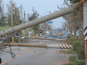 台風14号の強風で道路に倒れた電柱＝２００３年９月11日、県道78号線（平良・城辺線）