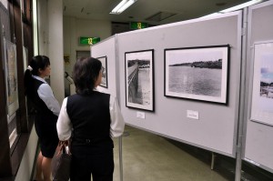 昔懐かしいサッフィとポー岬の写真展が開催されている＝28日、琉球銀行宮古支店