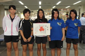 優勝を果たした宮高女子テニス部の（左から）中山瑠季乃さん（１年）、下地優奈さん（２年）、長濱部長、親泊碧美さん（２年）、奥平華奈さん（２年）＝８日、宮古空港