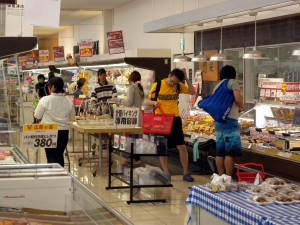 台風接近に伴い市内スーパーは買い物客でごった返した＝５日、市内スーパー