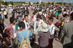 ３１６人の生徒が来島し民泊の受け入れ農家と対面した＝１日、城辺公民館前