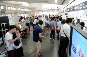 台風23号接近による影響で４日の那覇便などが軒並み満席となり、空港内は朝から混雑した＝４日、宮古空港