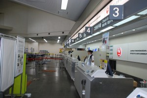 台風24号の影響で那覇発の空の便が欠航となったため、宮古空港のロビーは一時閑散とした＝７日