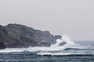 台風23号の接近に伴いうねりを伴う波が打ち寄せていた＝４日、東平安名崎