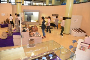 特別展示室に展示された収蔵品を見る人たち＝23日、市総合博物館