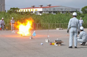 燃焼実験で激しく燃える液体酸素。参加者はガスの特性と危険性を再確認した＝２日、市消防本部