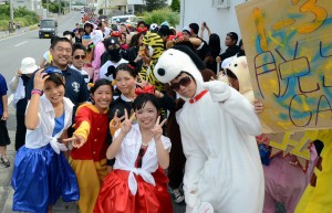 「台風なんかに負けないぞ」と仮装パレードを楽しむ生徒たち＝４日、宮古高校前