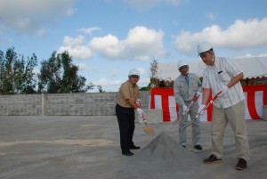 下地市長（左）らがくわ入れの儀式を行い工事の安全を祈願した＝22日、平良西仲宗根